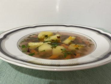 ciorba-de-cartofi-cu-leuștean