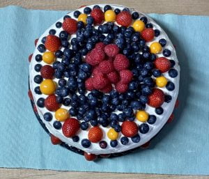 tort cu cremă de ciocolată albă și fructe