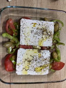 feta la cuptor cu rosii, ardei si masline