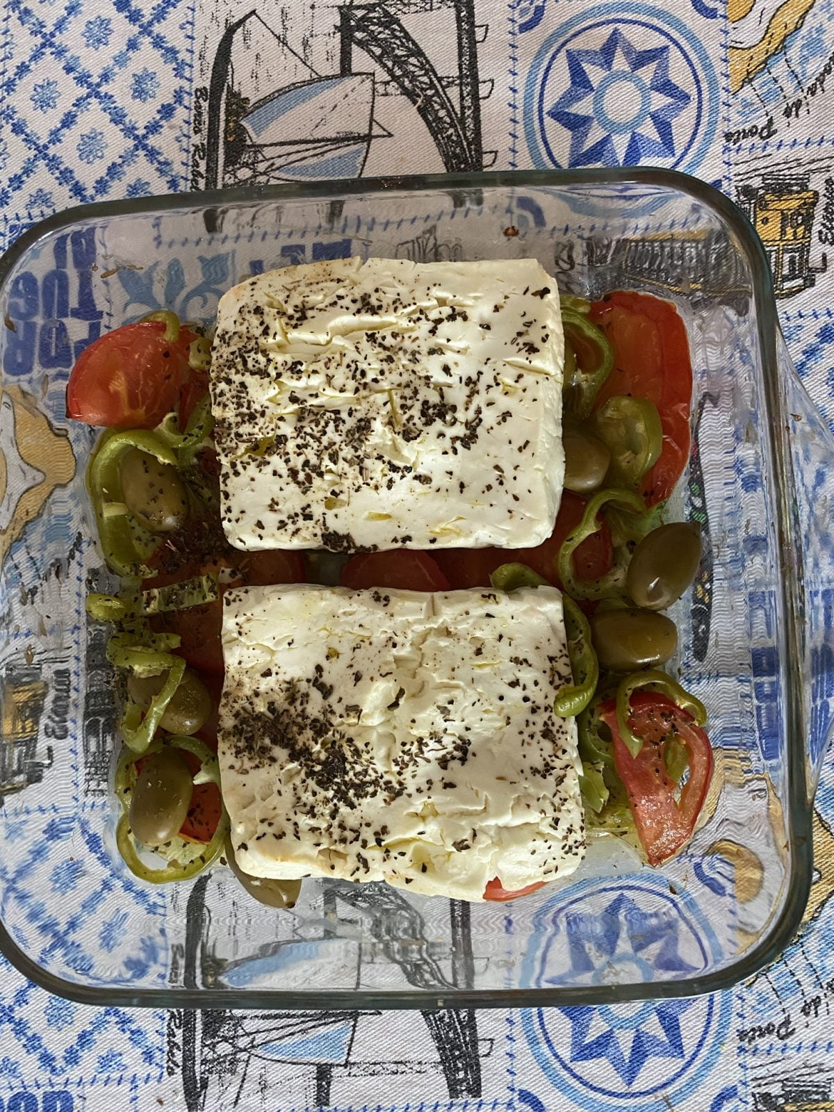 feta la cuptor cu rosii, ardei si masline