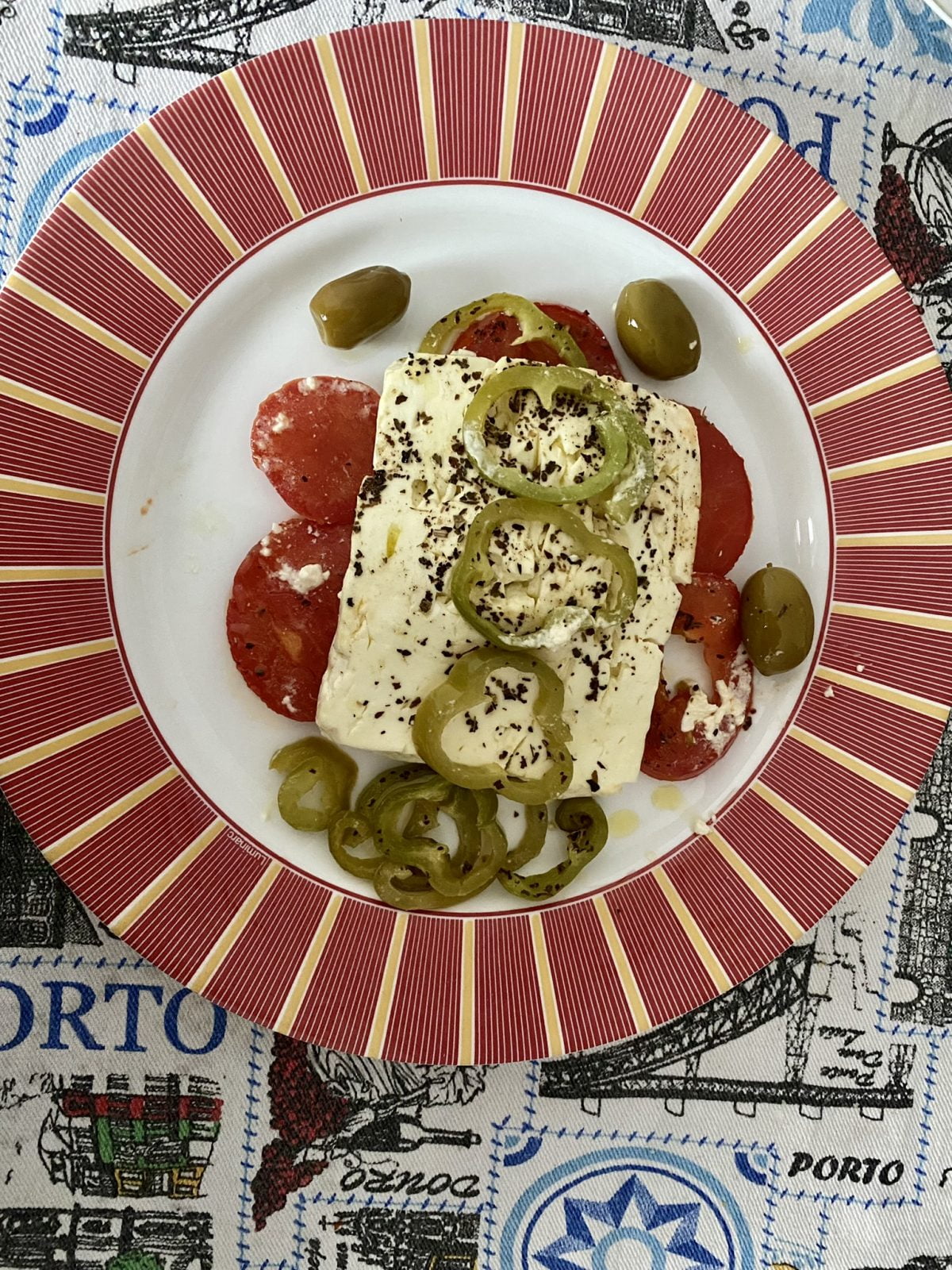 feta la cuptor pe farfurie