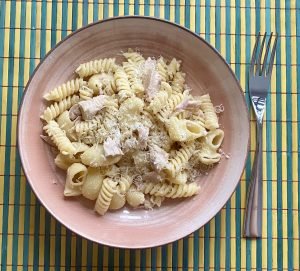 paste cu ton în farfurie