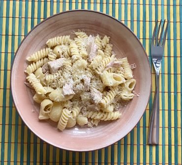 paste cu ton în farfurie