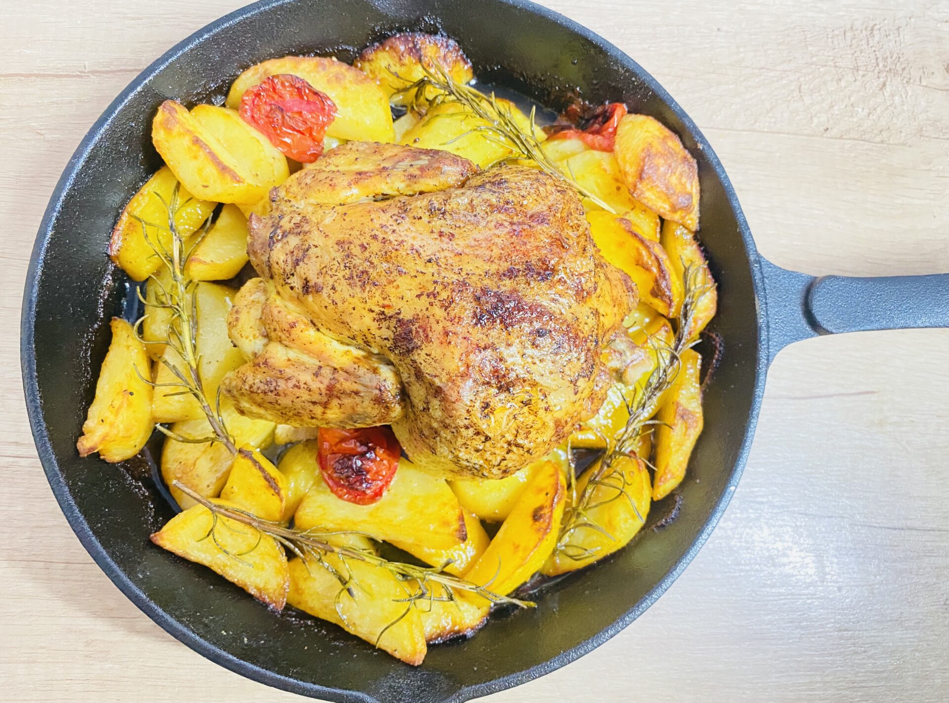 Coquelet la cuptor cu cartofi și rozmarin