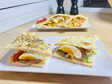 sandwich cu ton în lipie