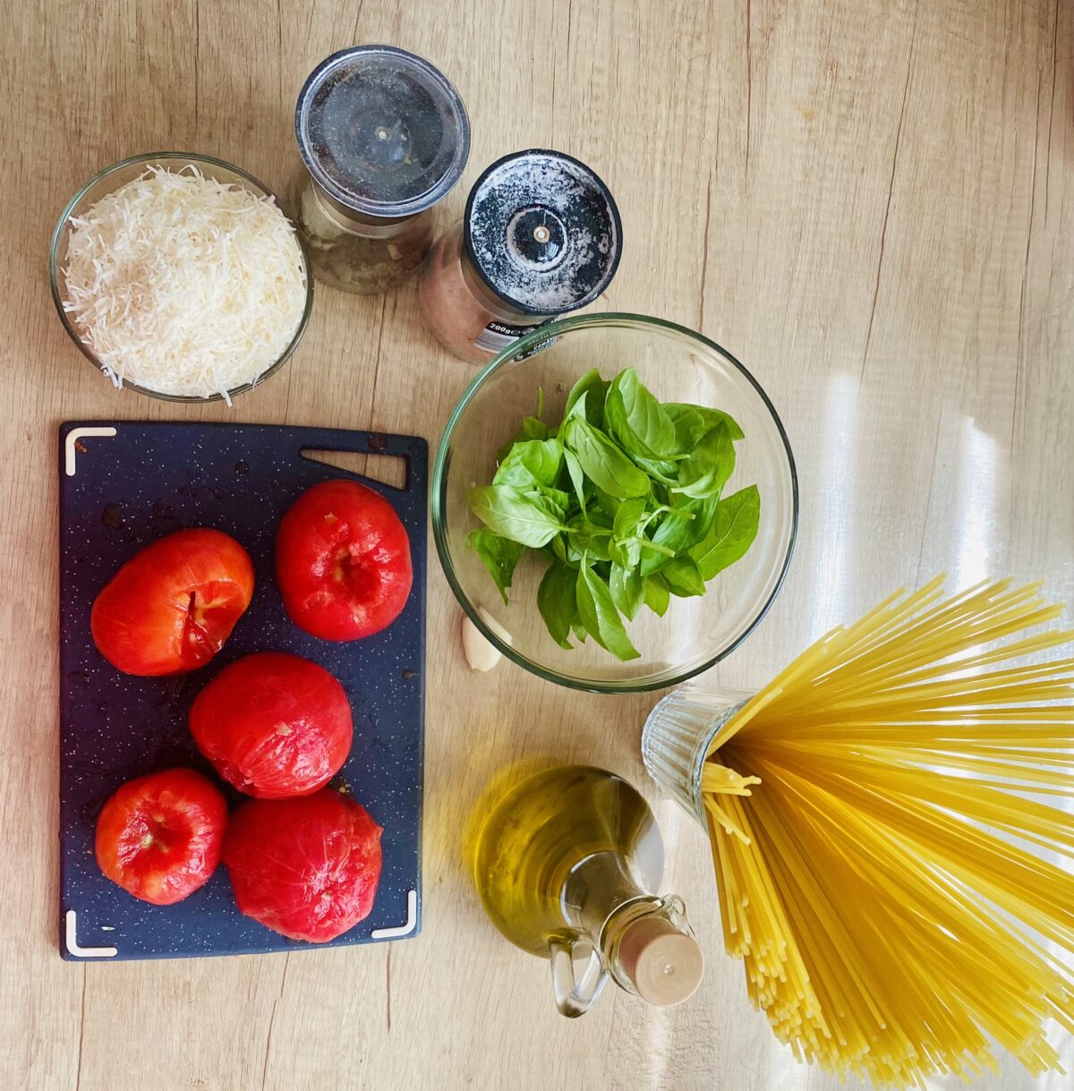 Ingrediente paste cu sos de roșii