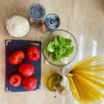 Ingrediente paste cu sos de roșii