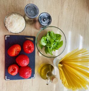 Ingrediente paste cu sos de roșii