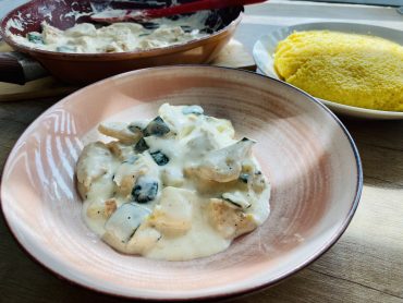 Piept de pui la grătar cu sos de smântână și zucchini